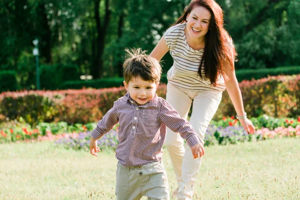 Mutter Amüsiert Sich Mit Süßem Sohn Sommerpark Glückliche Frau Mit — Stockfoto