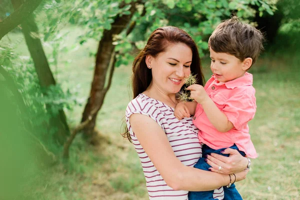 Madre Divirtiéndose Con Lindo Hijo Parque Verano Mujer Feliz Con — Foto de Stock