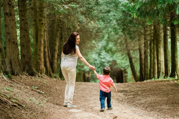 Vista Previa Madre Caminando Con Lindo Hijo Parque Verano Mujer — Foto de Stock