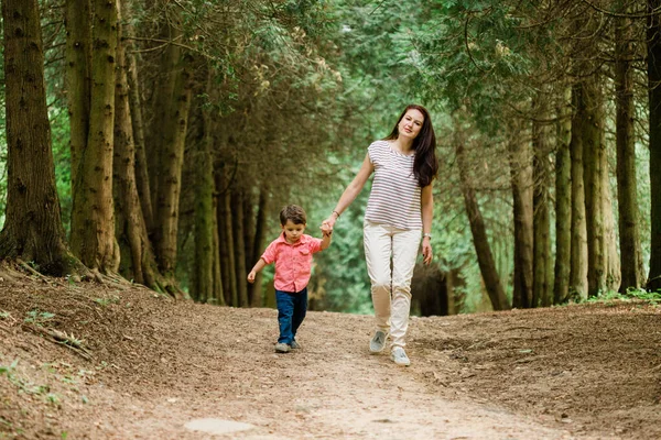 Mãe Divertindo Com Filho Bonito Parque Verão Mulher Feliz Com — Fotografia de Stock