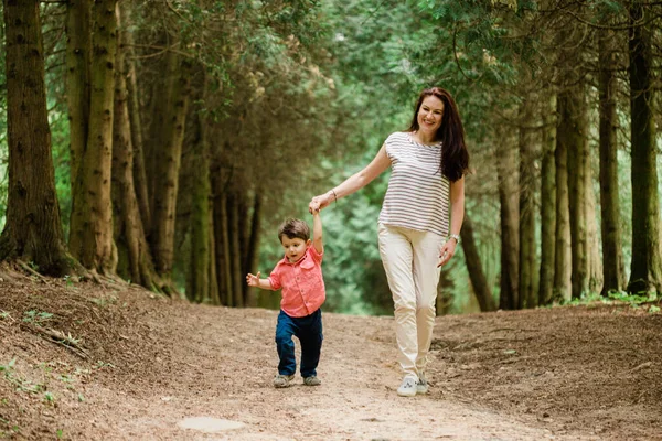 Madre Divirtiéndose Con Lindo Hijo Parque Verano Mujer Feliz Con — Foto de Stock