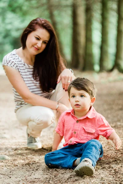 Matka Baví Roztomilým Synem Letním Parku Šťastná Žena Veselým Chlapeček — Stock fotografie