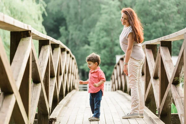 Madre Divirtiéndose Con Lindo Hijo Parque Verano Mujer Feliz Con — Foto de Stock