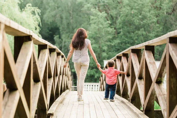 Vista Previa Madre Caminando Con Lindo Hijo Puente Madera Parque — Foto de Stock