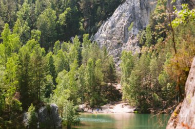 Adrspach 'ın güzel manzarası. Yazın dağ gölü.