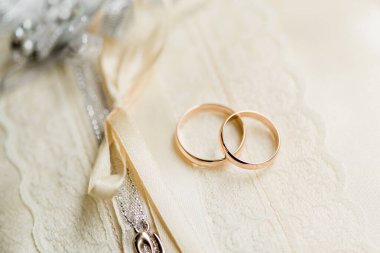 Altın alyanslar. Evliliğin sembolü.