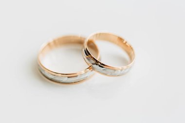 Altın alyanslar. Evliliğin sembolü.