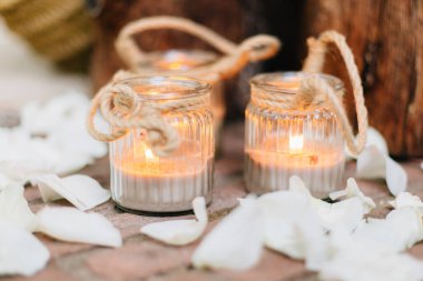 Düğün töreni süsü. Gül yapraklarında mumlar