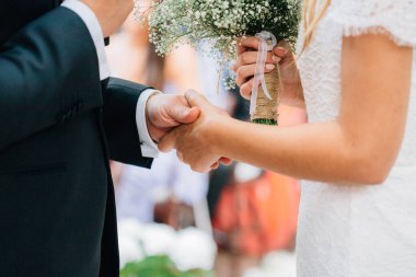 Gelin ve damadın elleri törende. Düğün günü..