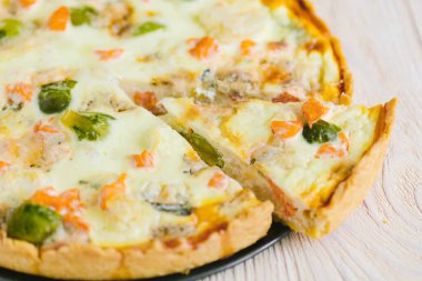 Tütsülenmiş somon, Brüksel lahanası ve gorgonzola soslu turta. Ev yapımı turta.