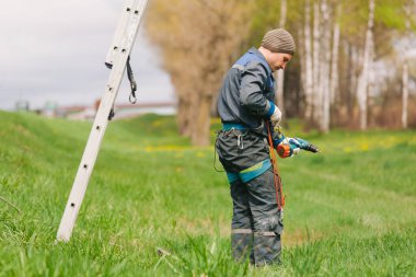 Endüstriyel dağcı işe hazırlanıyor. Riskli iş. 