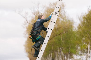 Endüstriyel tırmanış merdiveni çıkıyor