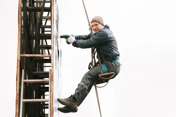 Endüstriyel Tırmanış Tamiri Reklam Panosu Riskli Bir Yükseklik Üzerinde Çalış — Stok fotoğraf