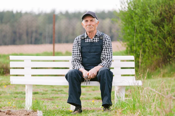 Sonriendo Alegre Jardinero Senior Sentado Banco Jardín Viejo Con Gorra — Foto de Stock