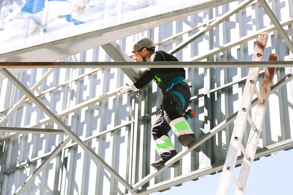 Alpinista Industrial Capacete Geral Trabalhando Altura Trabalho Arriscado Trabalhador Profissional — Fotografia de Stock