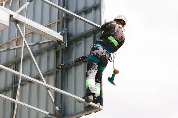 Scalatore Industriale Casco Lavoro Complessivo Altezza Lavoro Rischioso Operaio Professionista — Foto Stock