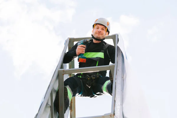 Miğferli Boyuyla Çalışan Endüstri Tırmanışçısının Portresi Riskli Bir Alt Görünüm — Stok fotoğraf