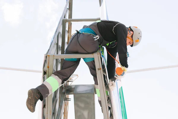 Alpinista Industrial Capacete Geral Trabalhando Altura Trabalho Arriscado Vista Inferior — Fotografia de Stock