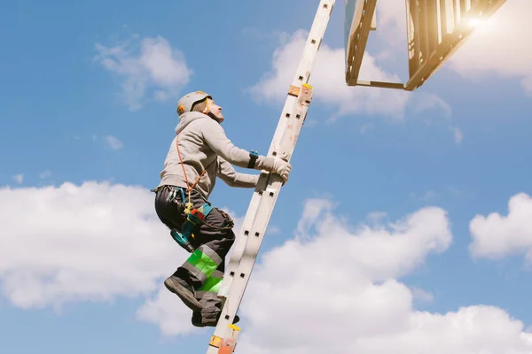 Scalatore Industriale Casco Lavoro Complessivo Altezza Lavoro Rischioso Operaio Professionista — Foto Stock