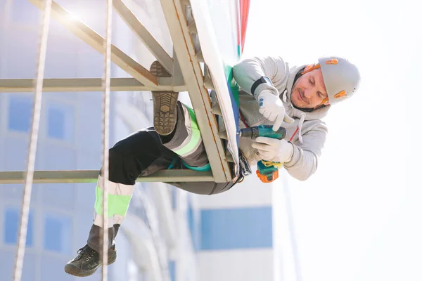 Miğferli Boyuyla Çalışan Endüstriyel Tırmanışçı Riskli Bir Profesyonel Işçi — Stok fotoğraf