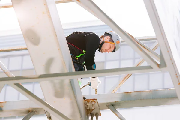 Miğferli Boyuyla Çalışan Endüstriyel Tırmanışçı Riskli Bir Profesyonel Işçi — Stok fotoğraf