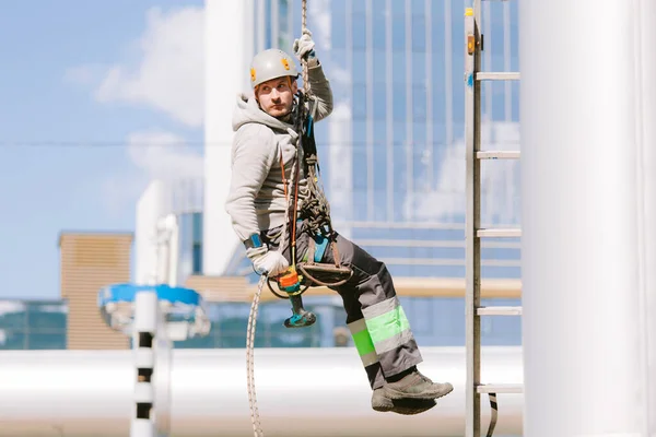 Scalatore Industriale Casco Lavoro Complessivo Altezza Lavoro Rischioso Operaio Professionista — Foto Stock