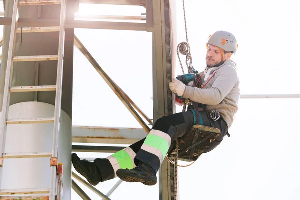 Scalatore Industriale Casco Lavoro Complessivo Altezza Lavoro Rischioso Operaio Professionista — Foto Stock