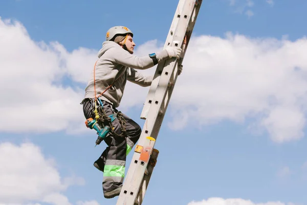 Промисловий Альпініст Шоломі Цілому Працює Висоті Ризикована Робота Професійний Працівник Стокове Фото