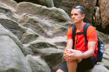 Sırt çantalı genç bir erkek yürüyüşçü. Aktif sağlıklı yaşam tarzı macera seyahatleri