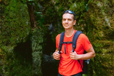 Sırt çantalı genç bir erkek yürüyüşçü. Aktif sağlıklı yaşam tarzı macera seyahatleri