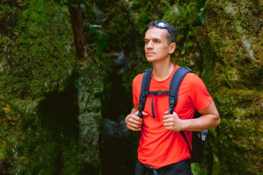 Sırt çantalı genç bir erkek yürüyüşçü. Aktif sağlıklı yaşam tarzı macera seyahatleri