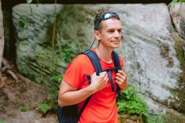 Sırt çantalı genç bir erkek yürüyüşçü. Aktif sağlıklı yaşam tarzı macera seyahatleri