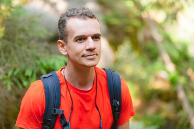 Sırt çantalı genç bir erkek yürüyüşçü. Aktif sağlıklı yaşam tarzı macera seyahatleri