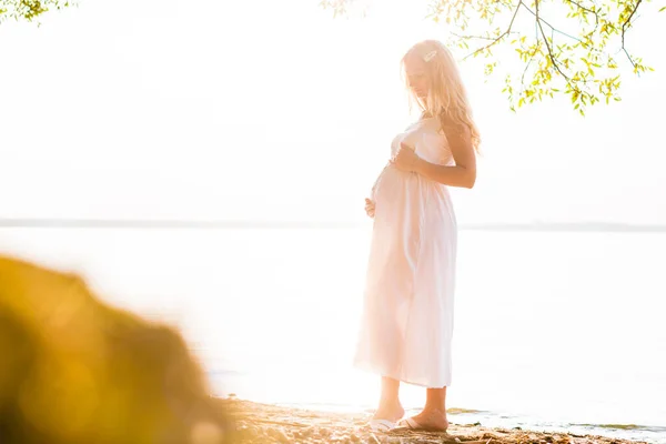 Zwangere Blonde Vrouw Lange Witte Jurk Het Strand Toekomstige Moeder — Stockfoto