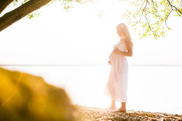 Těhotná Blondýnka Dlouhých Bílých Šatech Pláži Budoucí Matka Bříškem — Stock fotografie