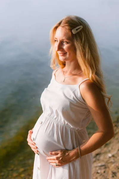 Zwangere Blonde Vrouw Lange Witte Jurk Het Strand Toekomstige Moeder — Stockfoto