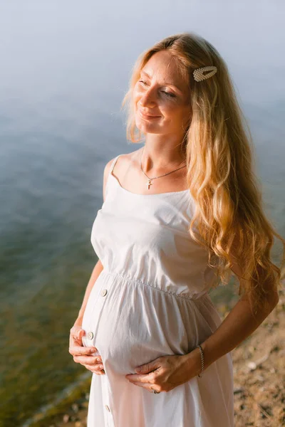 Gravid Blond Kvinde Lang Hvid Kjole Stranden Fremtidig Mor Med - Stock-foto