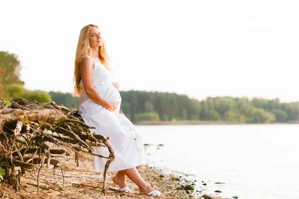 Těhotná Blondýnka Dlouhých Bílých Šatech Pláži Budoucí Matka Bříškem — Stock fotografie