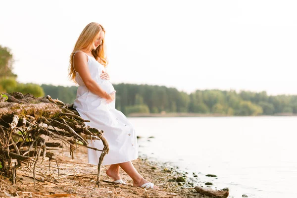 Schwangere Blonde Frau Langen Weißen Kleid Strand Zukünftige Mutter Mit — Stockfoto