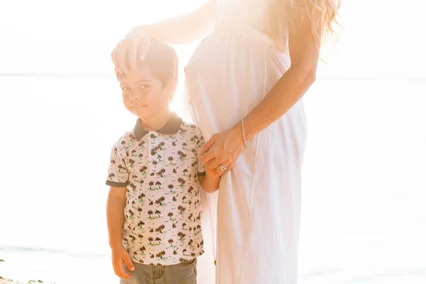 Schwangere Mutter Und Sohn Stehen Strand Kleiner Junge Mit Blick — Stockfoto