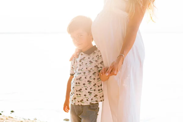 Schwangere Mutter Und Sohn Stehen Strand Kleiner Junge Mit Blick — Stockfoto