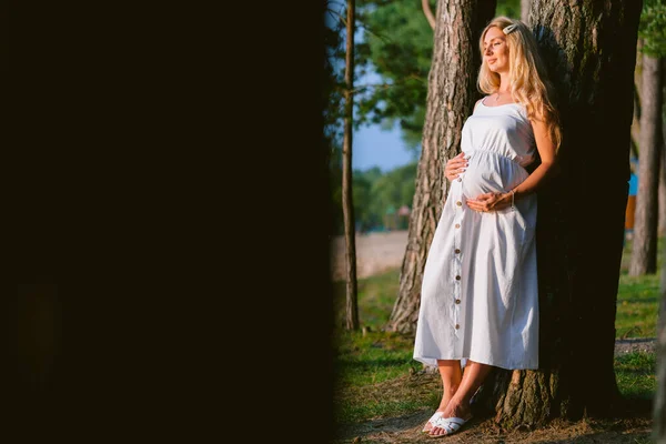Těhotná Blondýna Dlouhých Bílých Šatech Lese Budoucí Matka Břichem Těhotenství — Stock fotografie