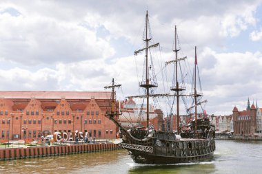 Polonya 'nın Motlawa nehri üzerindeki Gdansk şehrinin güzel manzarası. Gdansk, güzel mimarisi ile Polonya Pomeranya 'nın tarihi başkentidir..