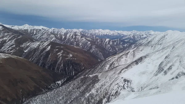 dağ çevrenin mükemmel kış manzarası