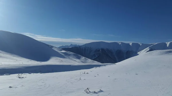 晴れた日の山の冬 — ストック写真