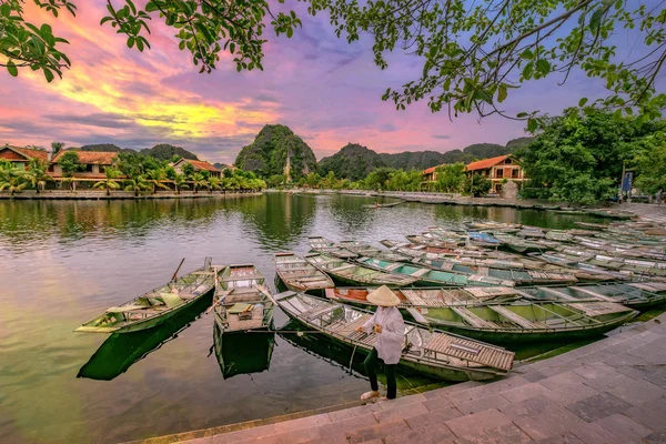 Rowing Boat Waiting Passengers Sunrise Hoa Tam Coc Hoi Ancient — Stock Photo, Image