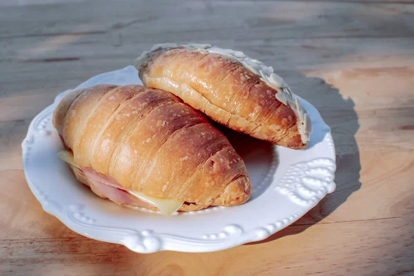 Kruvasan jambon peyniri ve kruvasan bademi yemeye hazır.