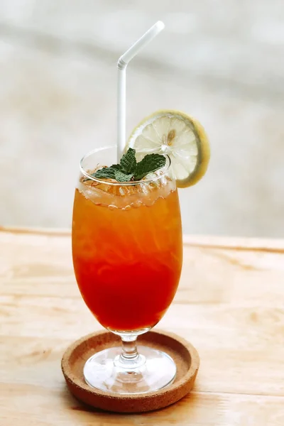 Buzlu limon çayı, güzel bir bardakta, içmeye hazır.