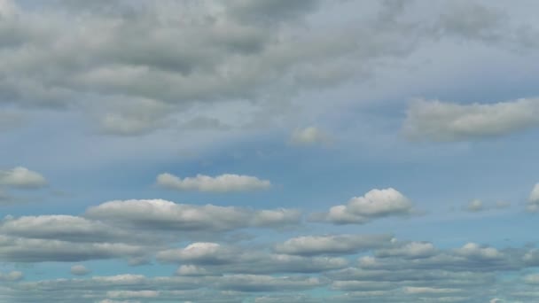 Dois níveis de nuvens brancas se movem pelo céu azul no dia ensolarado — Vídeo de Stock