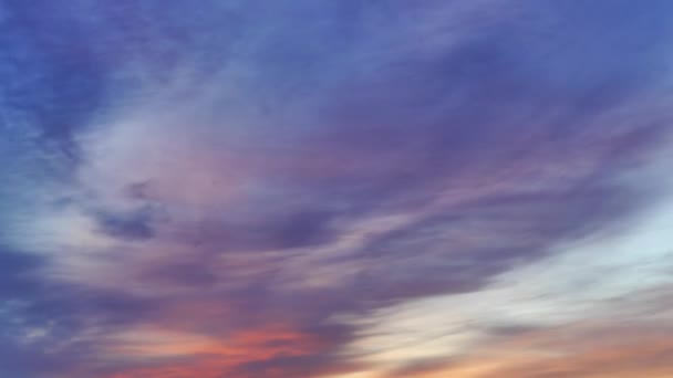 Kleurrijke wolken flow op sky tijdens zonsopgang — Stockvideo